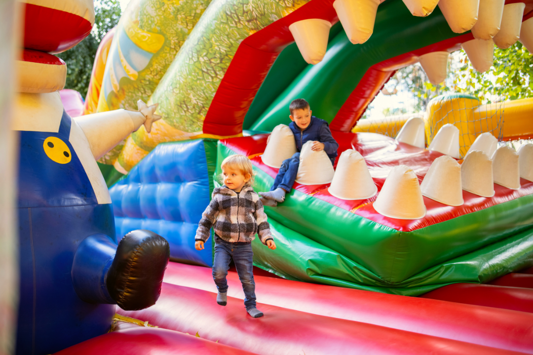 kids on inflatable bounce house course